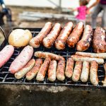 Original Thüringer Rostbratwürste und Bratwürste brutzeln auf dem Holzkohlegrill