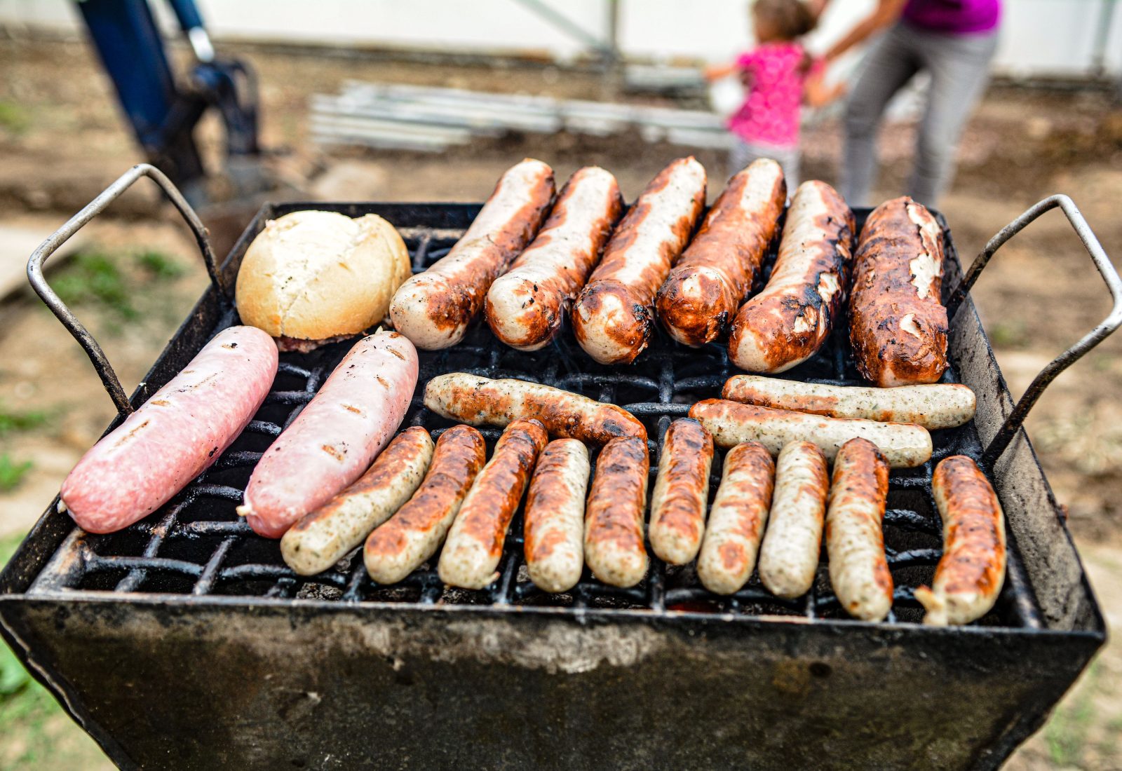 Original Thüringer Rostbratwürste und Bratwürste brutzeln auf dem Holzkohlegrill