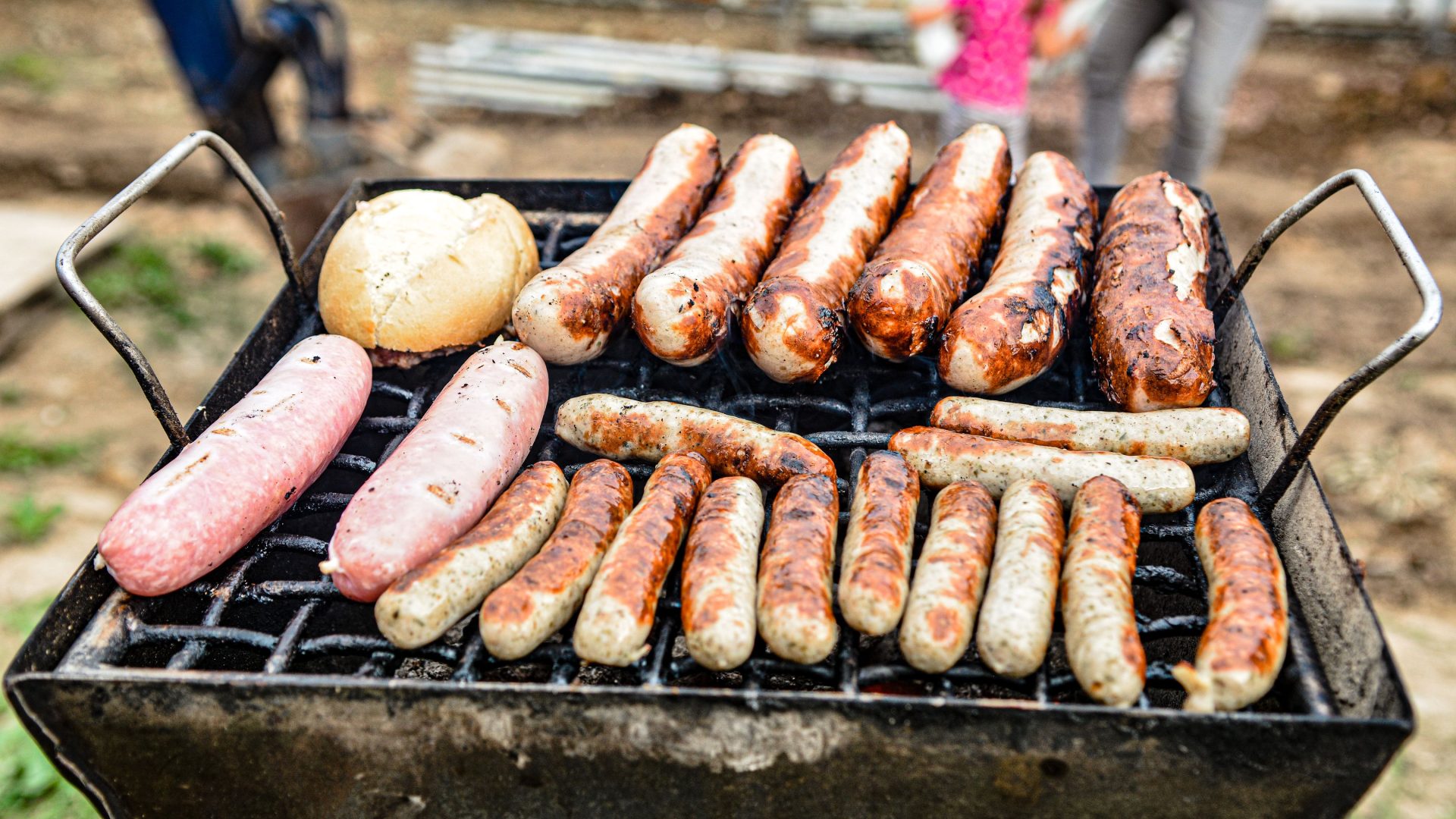 Original Thüringer Rostbratwürste und Bratwürste brutzeln auf dem Holzkohlegrill